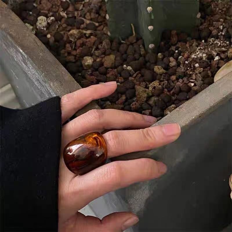 Fashionable and simple gradient coffee-colored resin ring